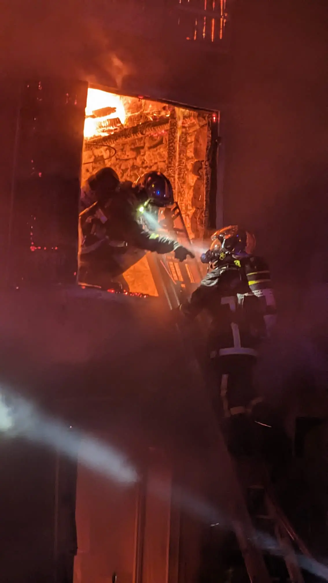 Une maison ravagée par les flammes à Bedeilhac et Aynat : 25 pompiers maitrisent l’incendie