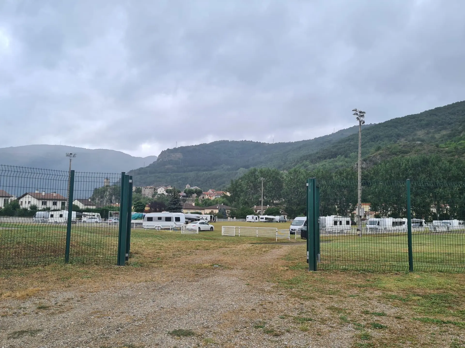 Exaspération des élus après l’ occupation illégale d’un stade municipal par des gens du voyage