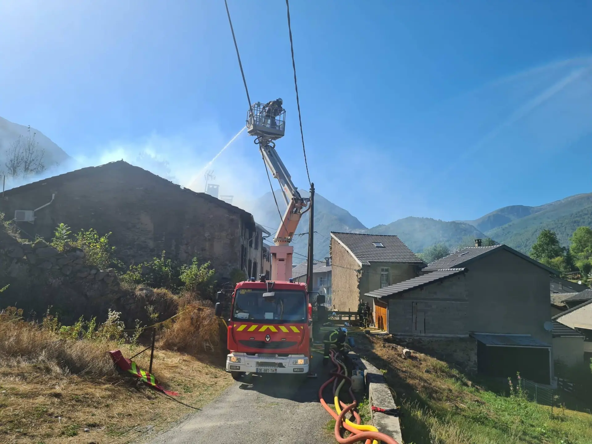 Un violent incendie a été maitrisé de justesse dans le hameau d’Olbier situé dans la vallée d’Auzat-Vicdessos