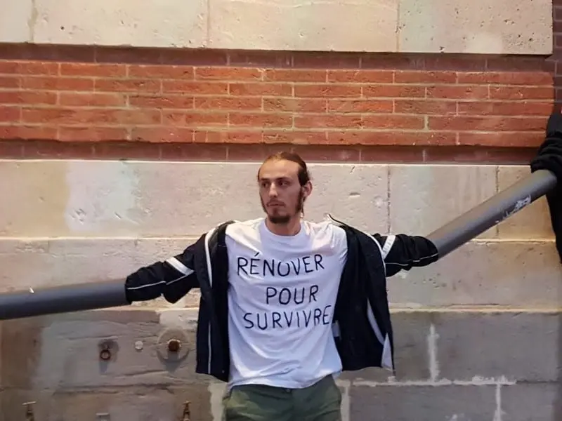 Précarité énergétique : des militants enchaînés au Capitole
