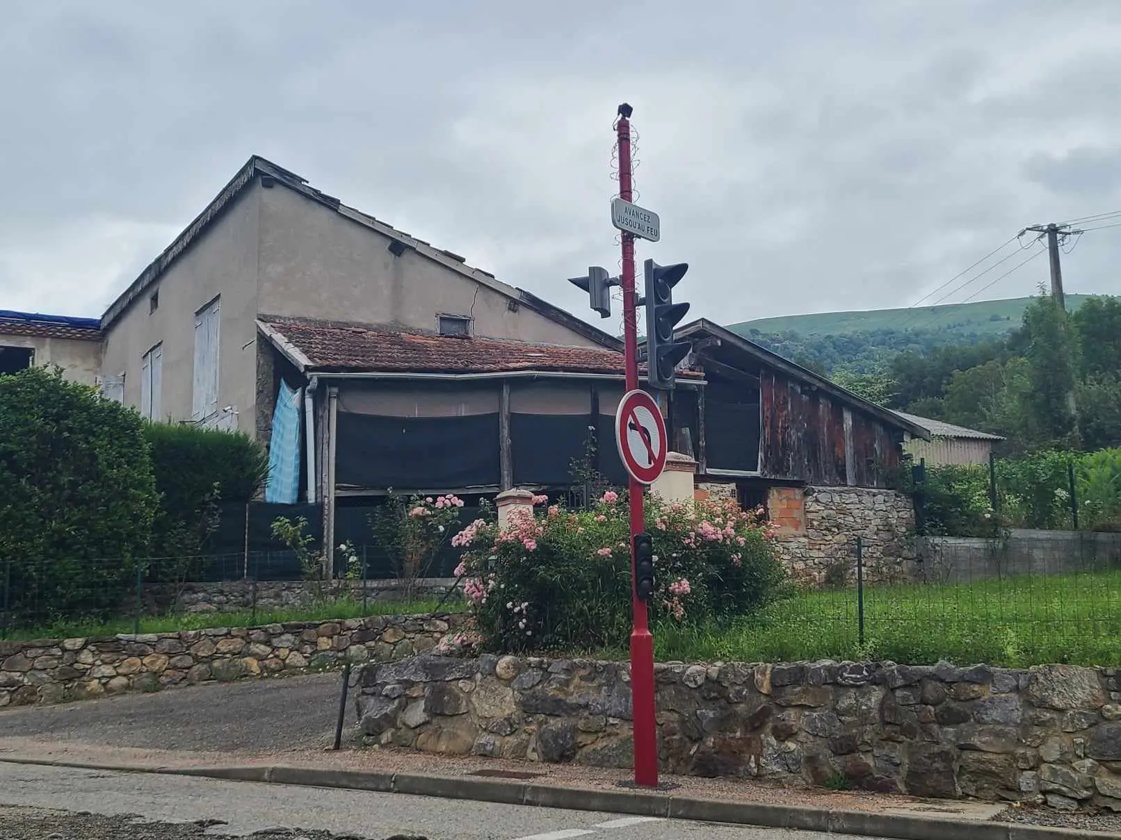 Ariège. Un village privé pour la 4ème fois de ses feux tricolores à cause d’un chauffard