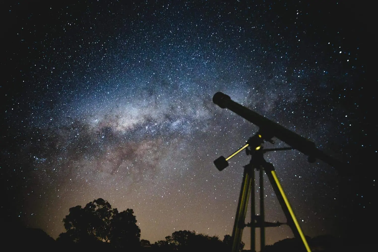 pexels-lucaspezeta-2034892 Ariège. Une soirée à observer les étoiles avec un télescope ou sur un écran géant à Mazères