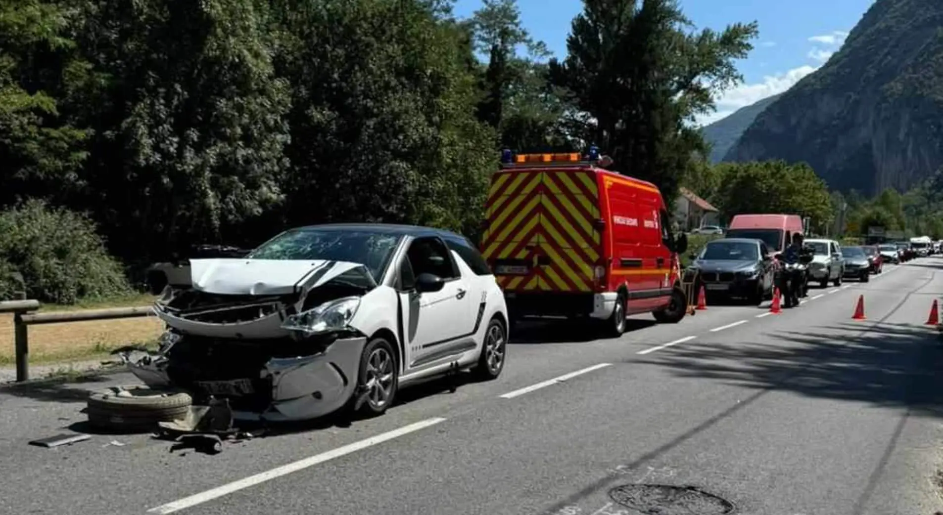 Ariège. Une collision entre une voiture et un poids lourd paralyse la RN20