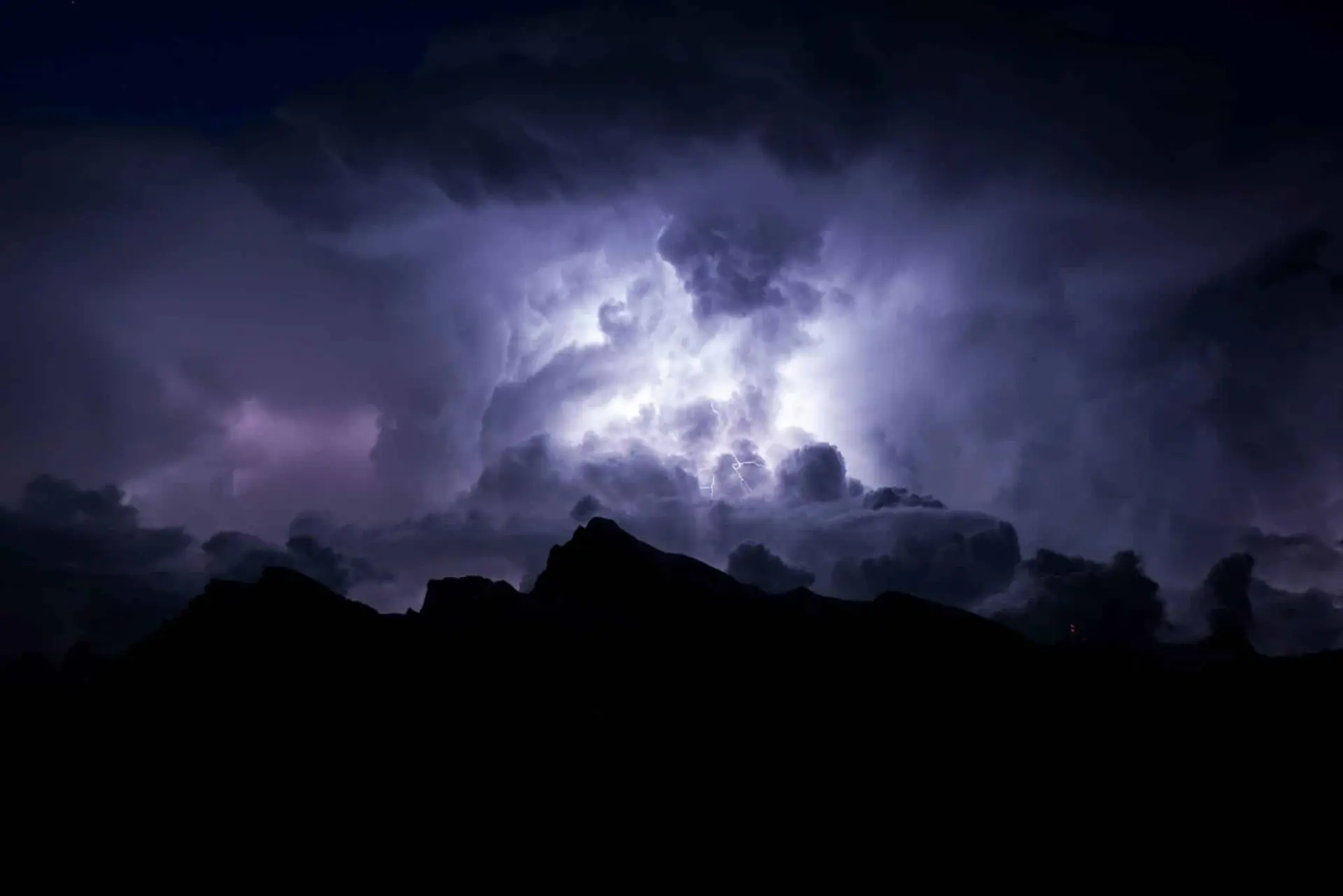 La chaine Pyrénéenne en vigilance jaune touchée par des orages et de la grêle