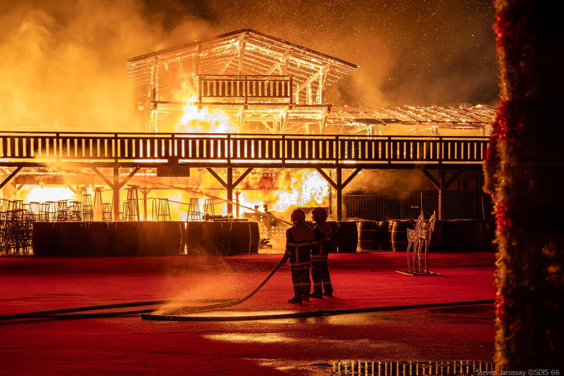 Incendie du village de Noël au Barcarès : le bateau du Lydia sauvé par les pompiers