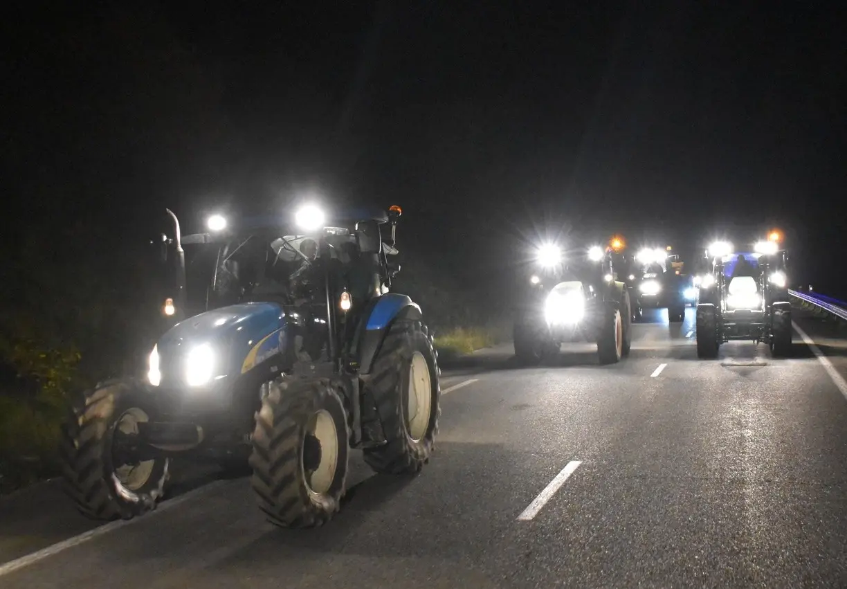 Colère des agriculteurs : un barrage au rond-point de Sabart à Tarascon-sur-Ariège