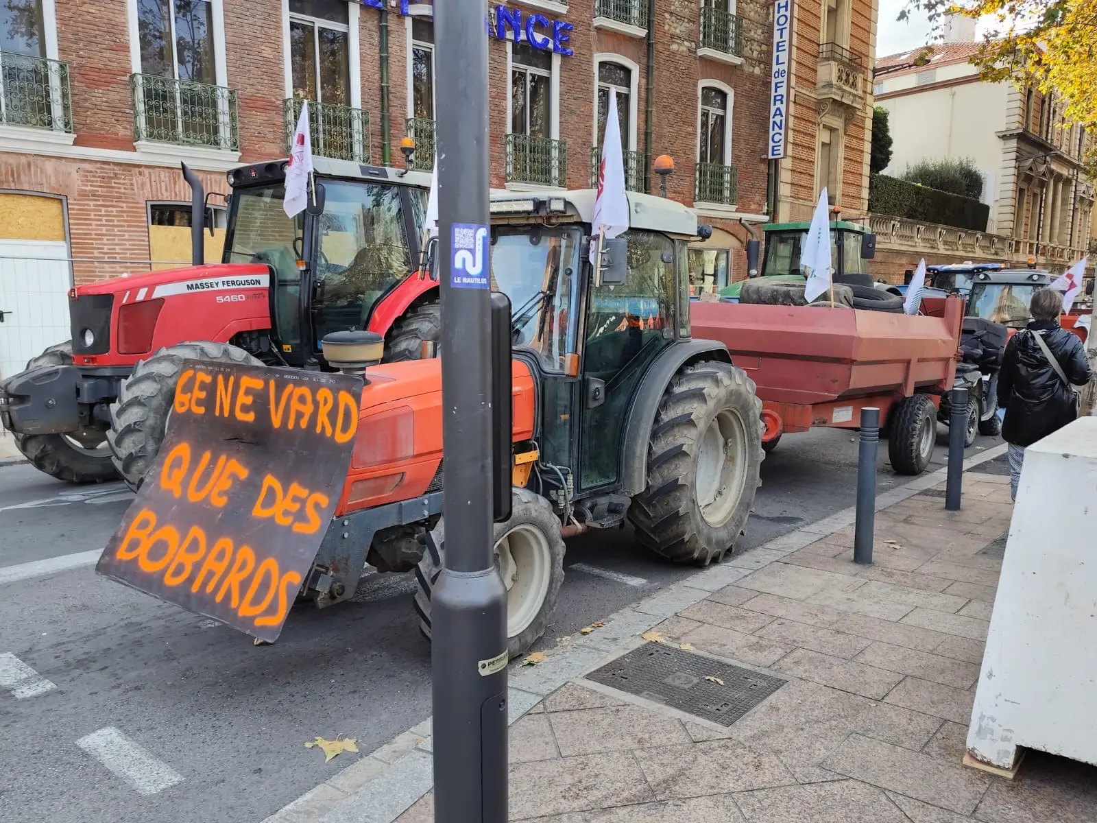 « On nous prend pour des cons », vent de colère des agriculteurs à Perpignan · Les chauffeurs VTC en opération escargot à Toulouse