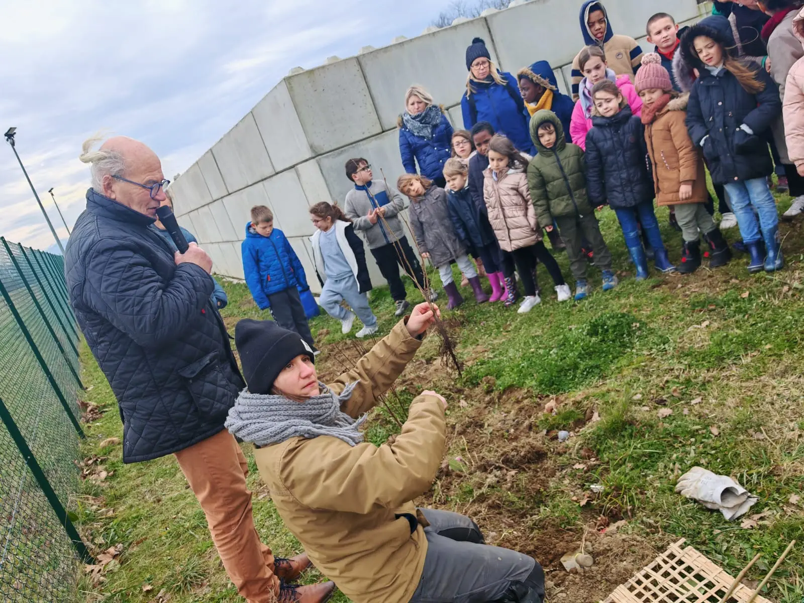 Opération plantation de haies dans la déchetterie de Saverdun