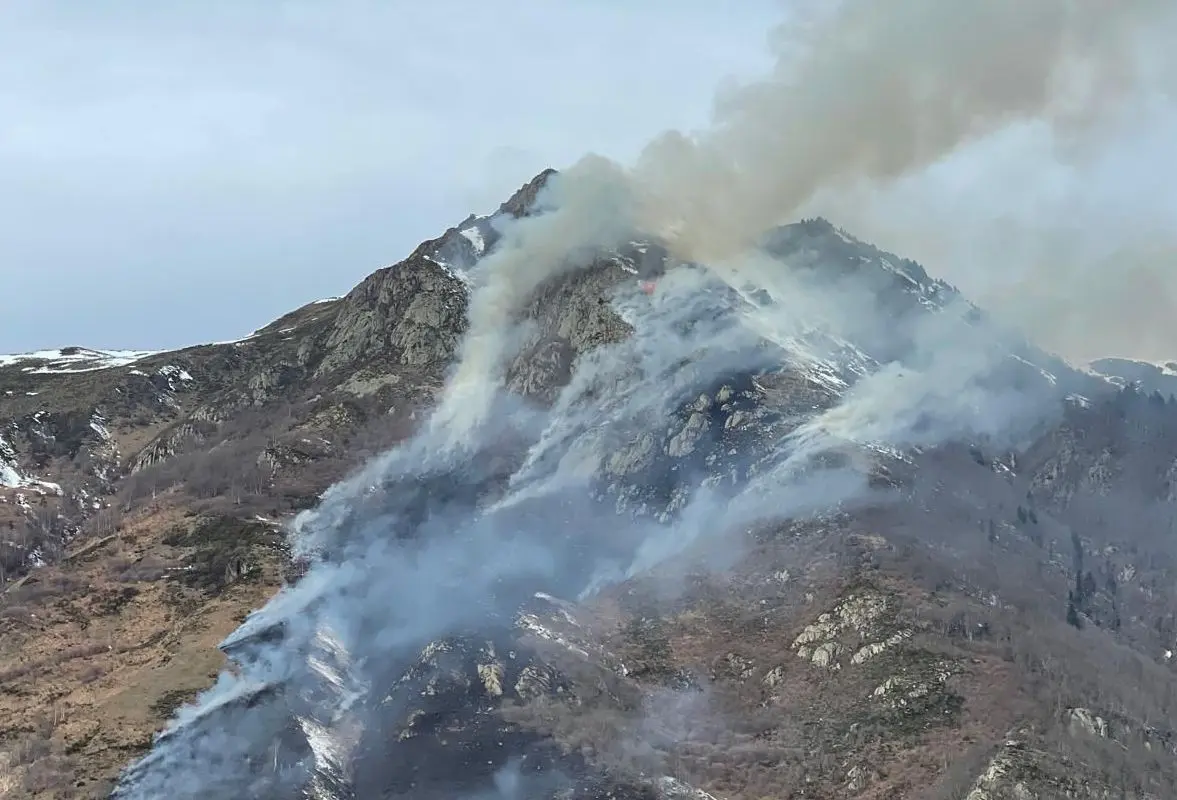 Ariège. Incendie près du pic de Savis : 20 pompiers déployés ainsi qu’ un hélicoptère bombardier