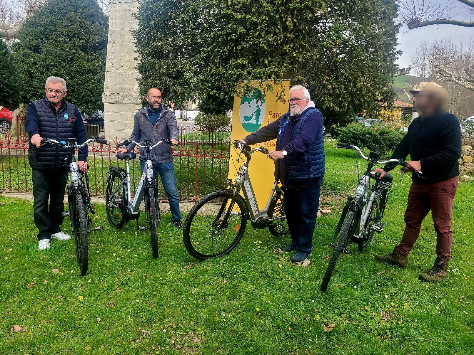 Soutien aux sans-abris en Ariège : 4 vélos électriques donnés par le PNR pour un pas de plus vers l’autonomie