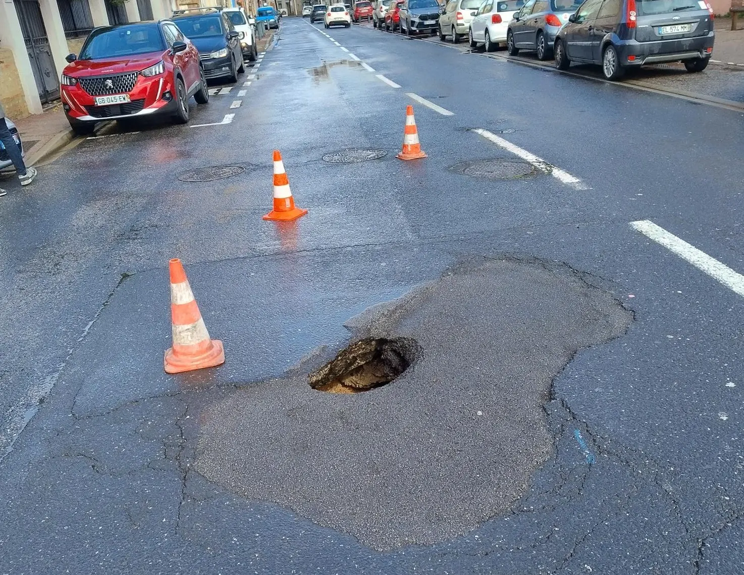 Perpignan : un trou béant se forme sur la chaussée et entraîne la fermeture d’une avenue