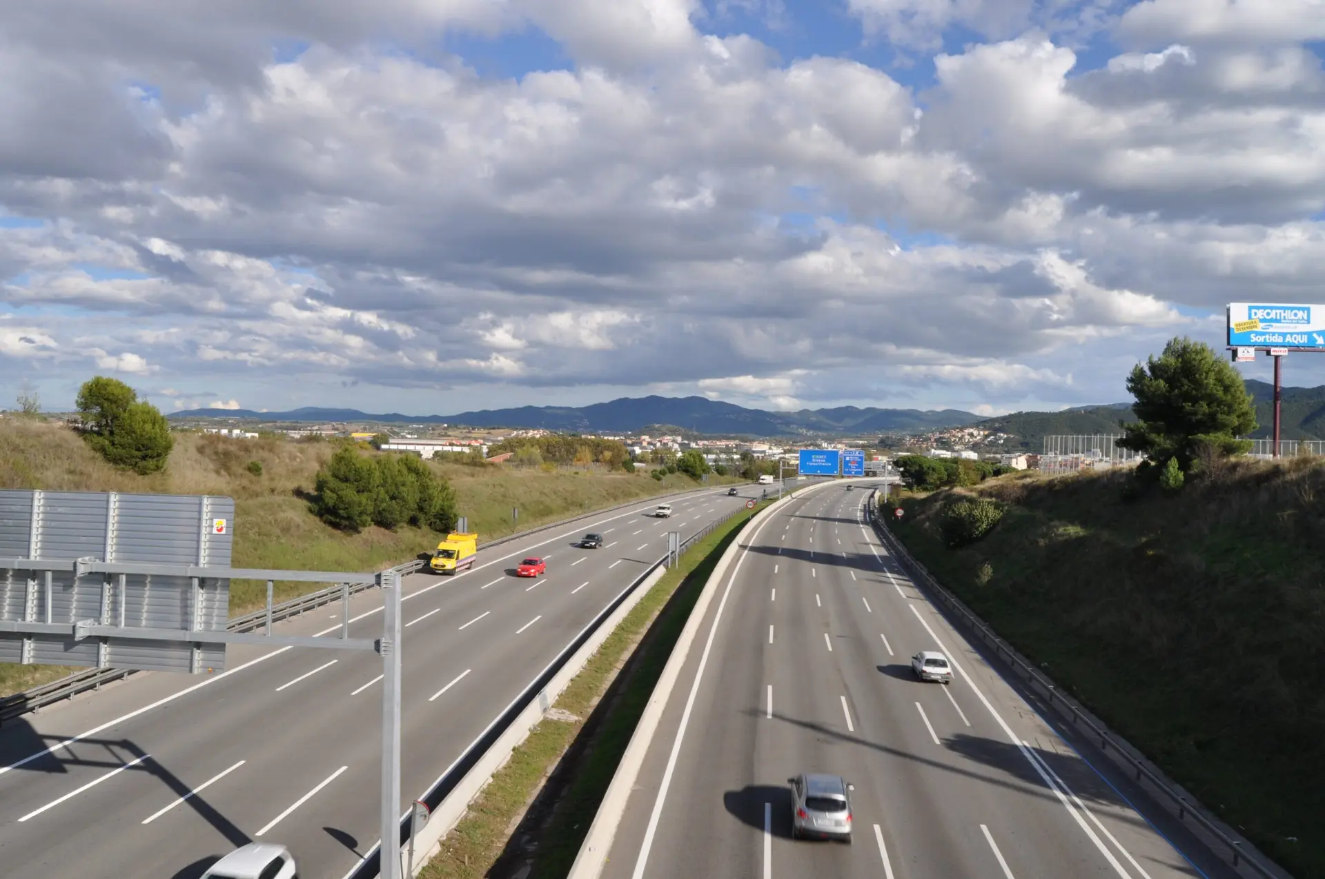 Bientôt davantage de contrôles sur l’autoroute AP-7 · Des accidents impressionnants dans les Pyrénées