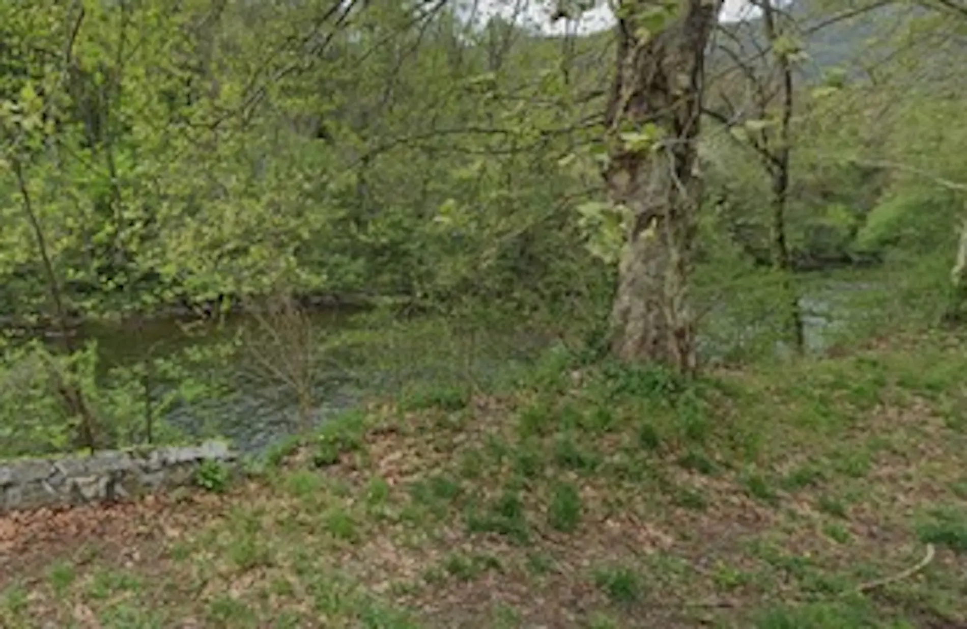 Pollution aux hydrocarbures : une fine nappe de gasoil présente sur le cours d’eau de l’Ariège