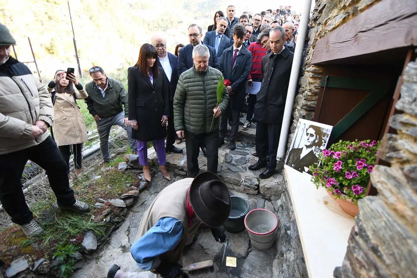 Hommage aux victimes andorranes, tutelle étatique, bourses d’études, FC Andorra : vos titres Andorrans à la une ce 30 avril 2025