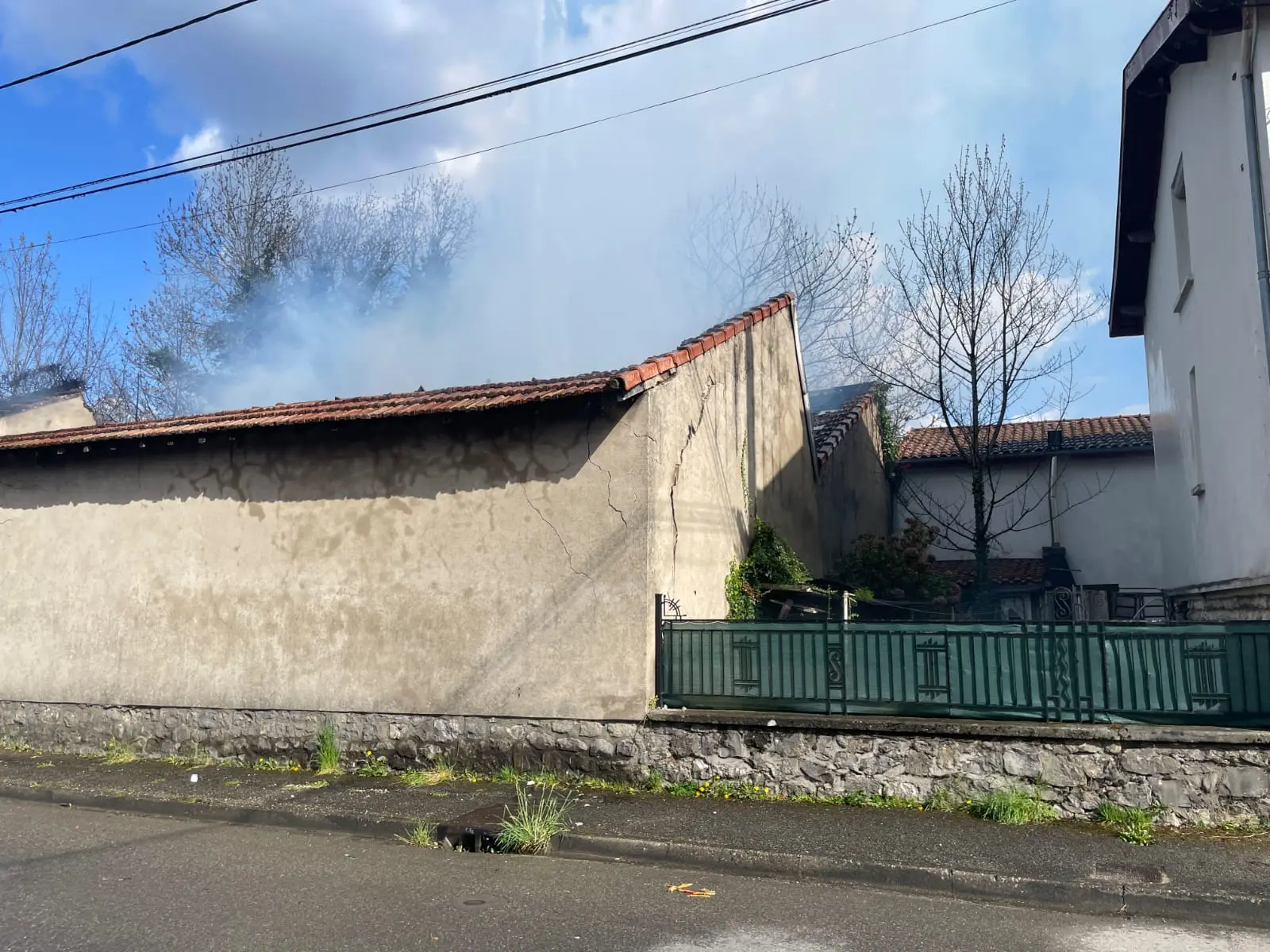 Lavelanet.Un hangar de 100 m2 détruit par les flammes, les secours toujours sur place