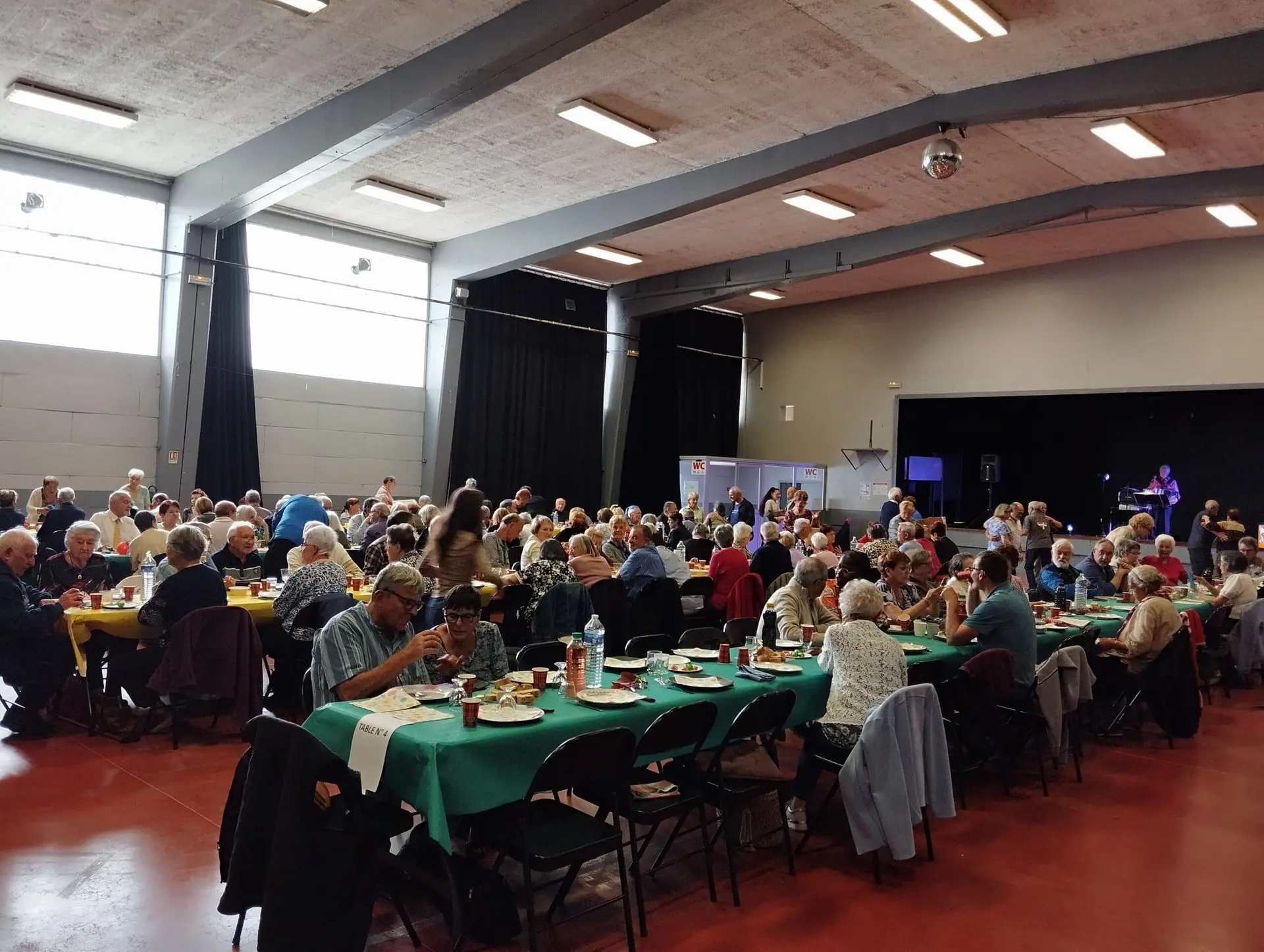 140 participants au repas de Pâques du club des seniors à Tarascon-Sur-Ariège