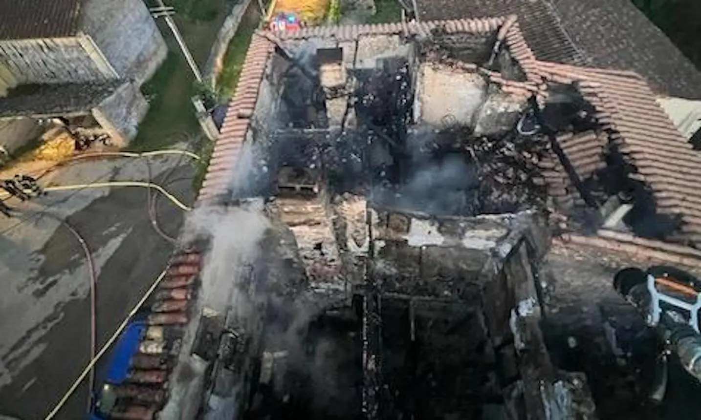 Important incendie nocturne à Dun : deux maisons détruites, un blessé évacué au chiva