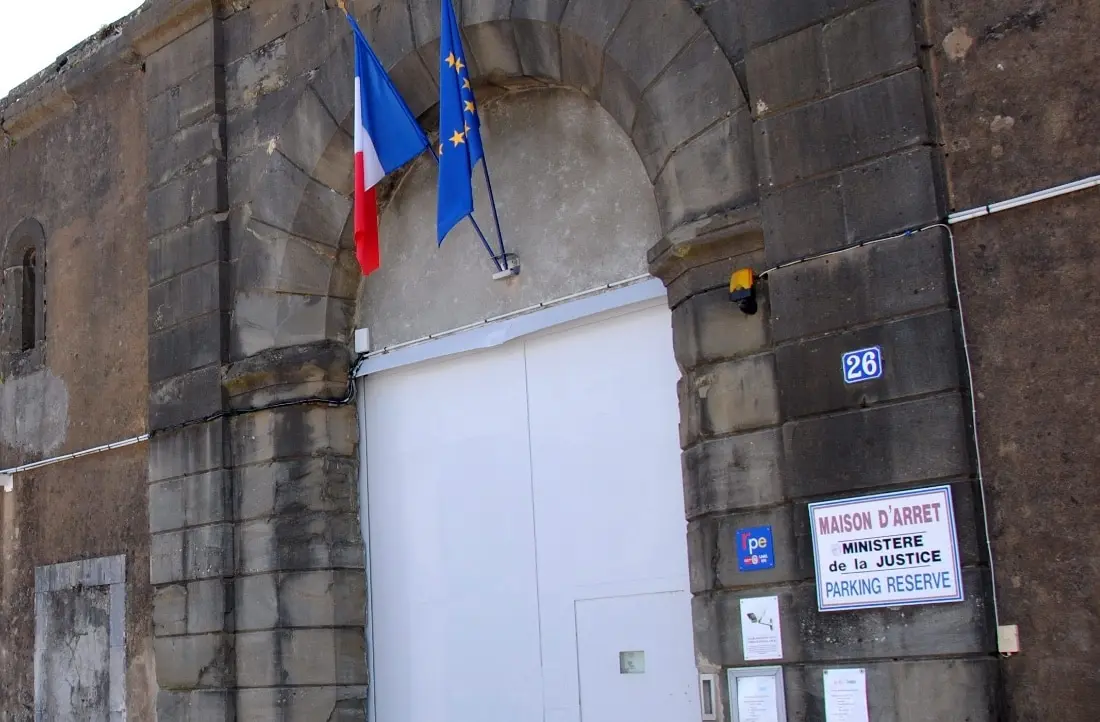 Elle tente d’introduire un téléphone en prison en le cachant sur sa petite-fille