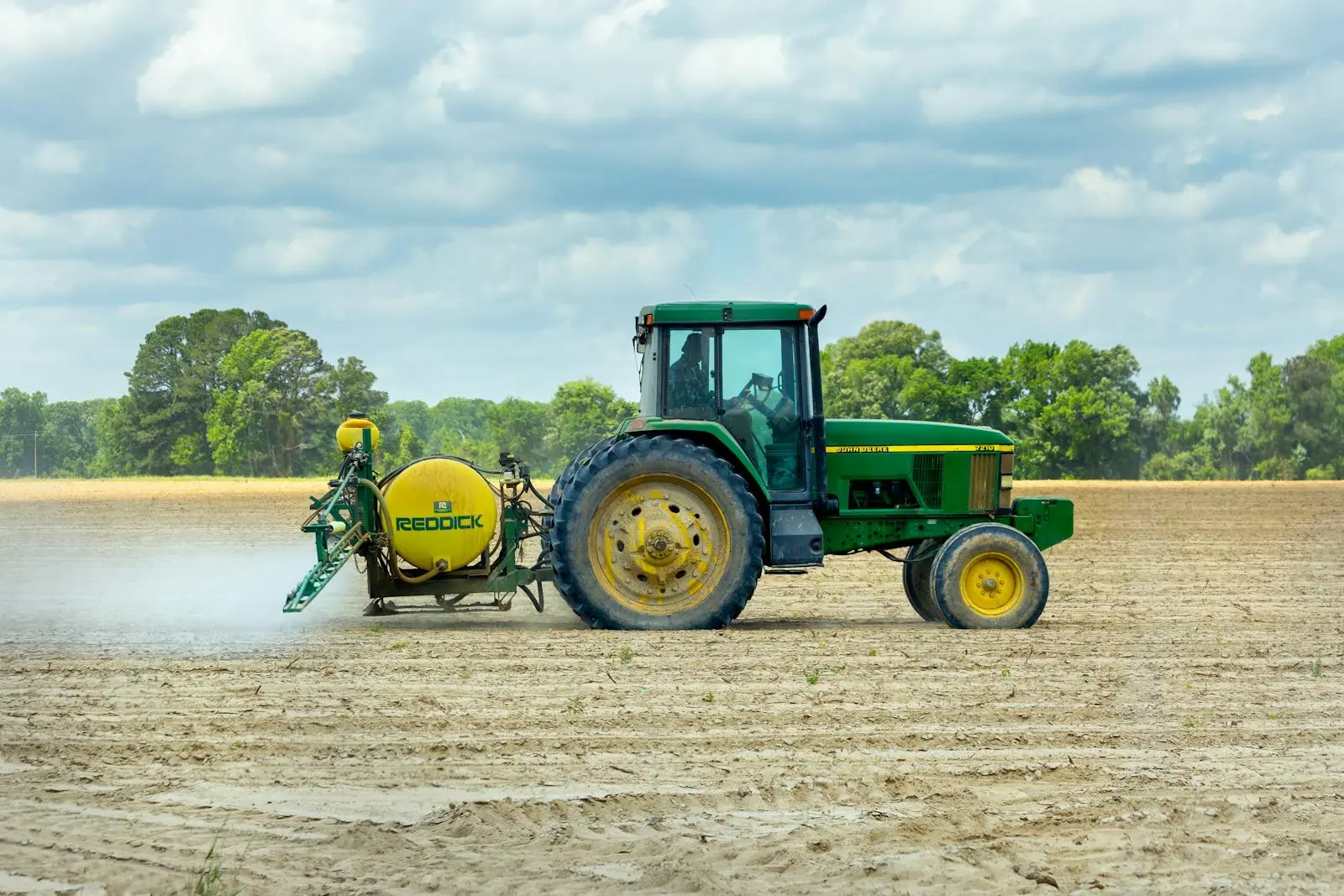 « Il a fallu vingt minutes pour le libérer »: un homme coincé sous son tracteur gravement blessé