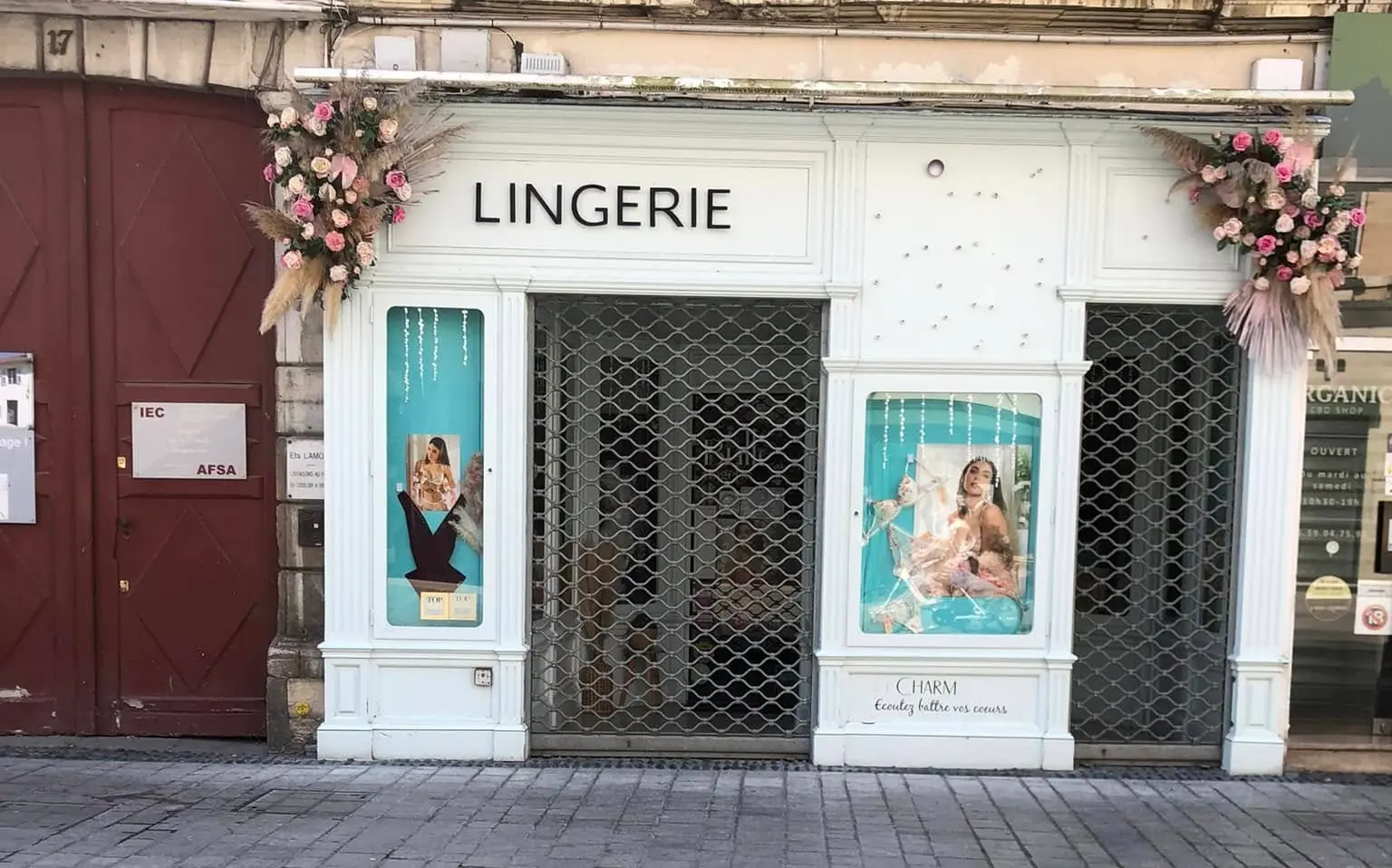 « Mais que fait la police ? » : À Pau, les commerçants retirent leurs enseignes après de nouvelles disparitions de lettres ‘U’