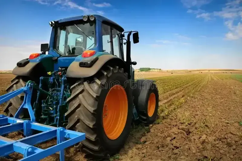 Ariège : un homme coincé sous son tracteur, secouru par les pompiers