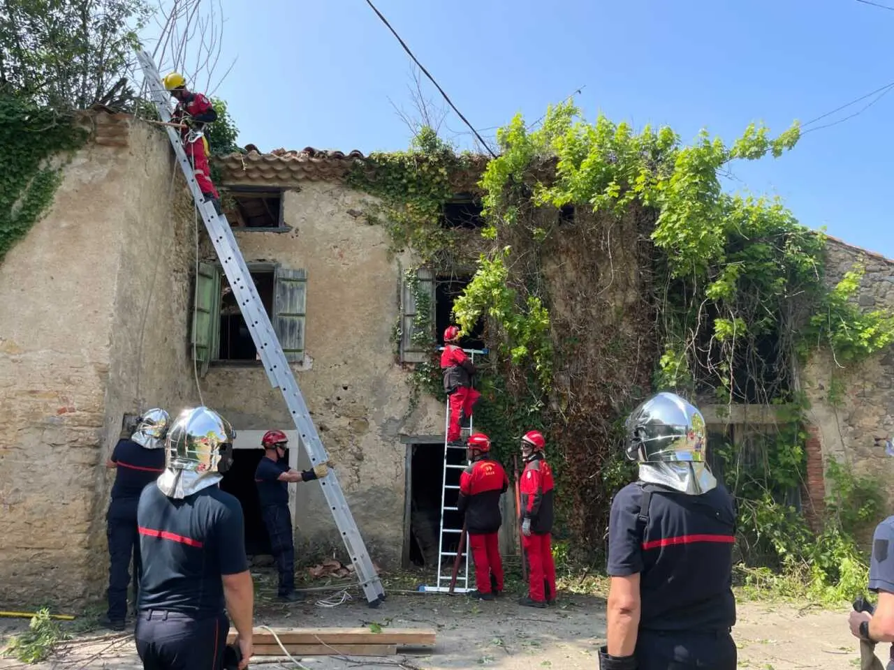 Ségura : un chat sauvé des décombres par 13 pompiers après l’effondrement d’une toiture