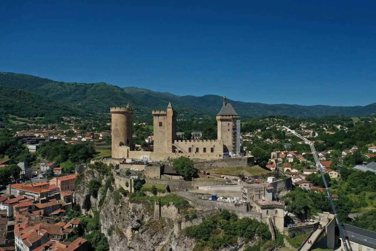 Tableaux dérobés, fenêtres brisées : le château de Foix vandalisé