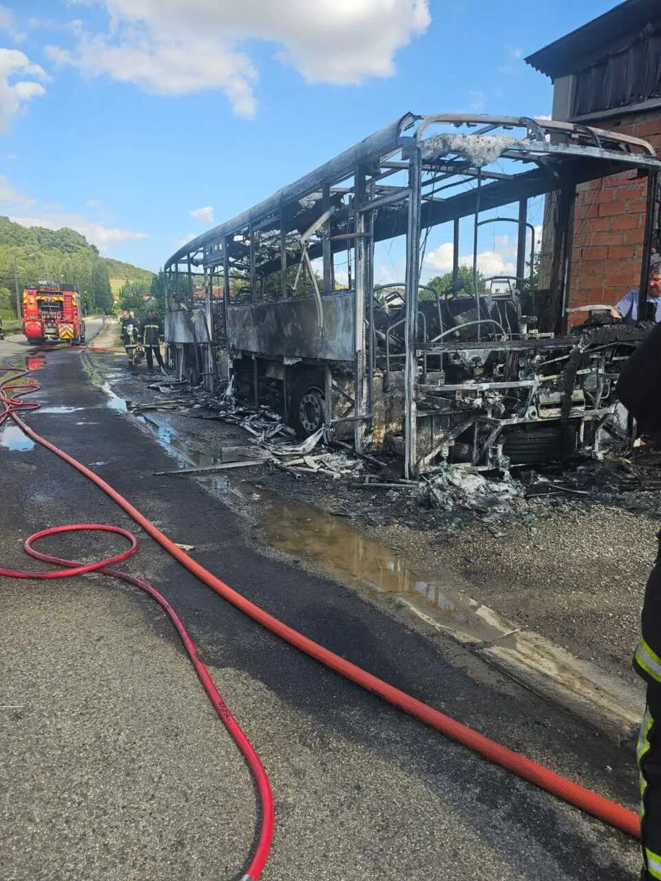 Le Fossat : un bus ravagé par les flammes, propagation évitée de justesse