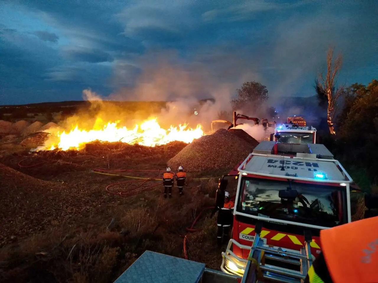 Incendies maîtrisés entre Bizanet et Villedaigne : deux foyers distincts recensés, 250 pompiers mobilisés