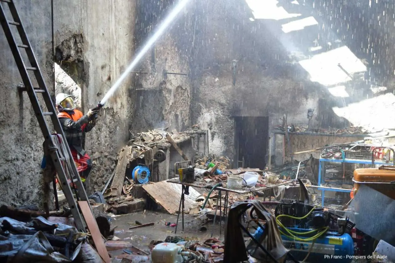 Narbonne : un incendie ravage une grange dans un domaine viticole, un homme grièvement blessé