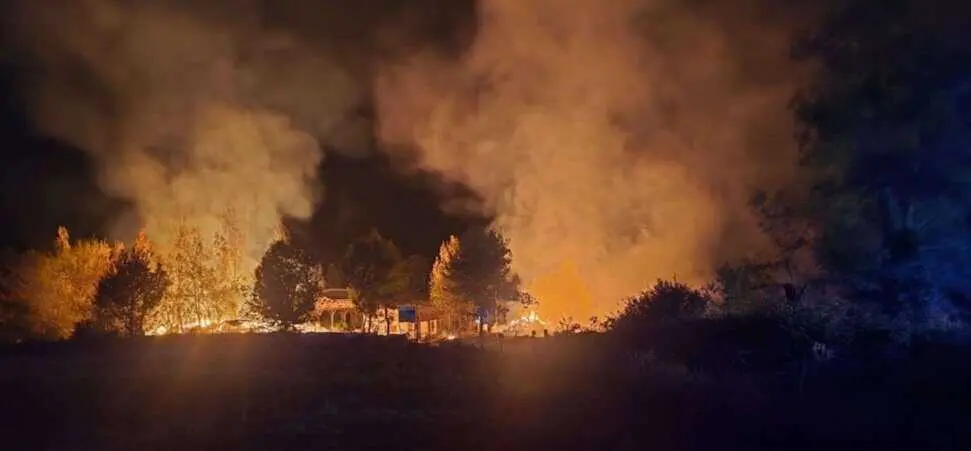 Feux de paille en Ariège : 40 pompiers engagés, quatre blessés et des dizaines d’animaux sauvés des flammes