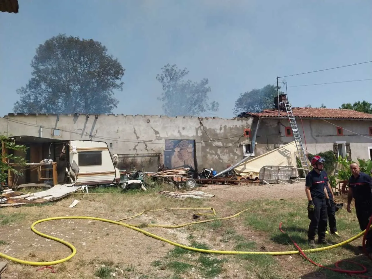Incendie à Artigat : une ferme détruite, l’intérieur de habitation sauvée, plus de 30 pompiers engagés