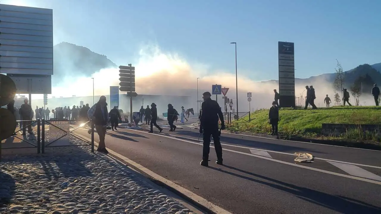 Manifestation à Foix : le tunnel routier bloqué, tensions avec les forces de l’ordre