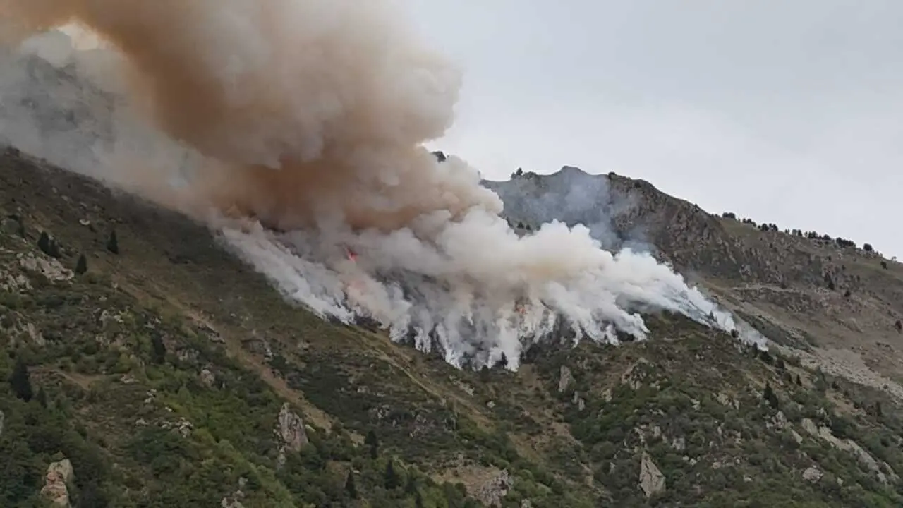 Incendie en altitude à Mérens-les-Vals : une forte mobilisation terrestre et aérienne pour contenir le feu