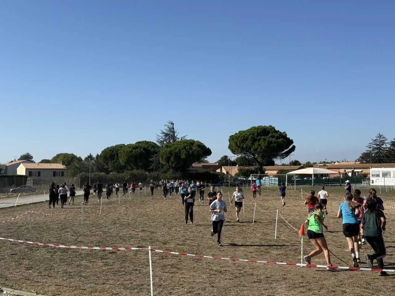 Près de 400 élèves du collège Gaston Bonheur à Trèbes ont participé au Cross Lumière et Vision