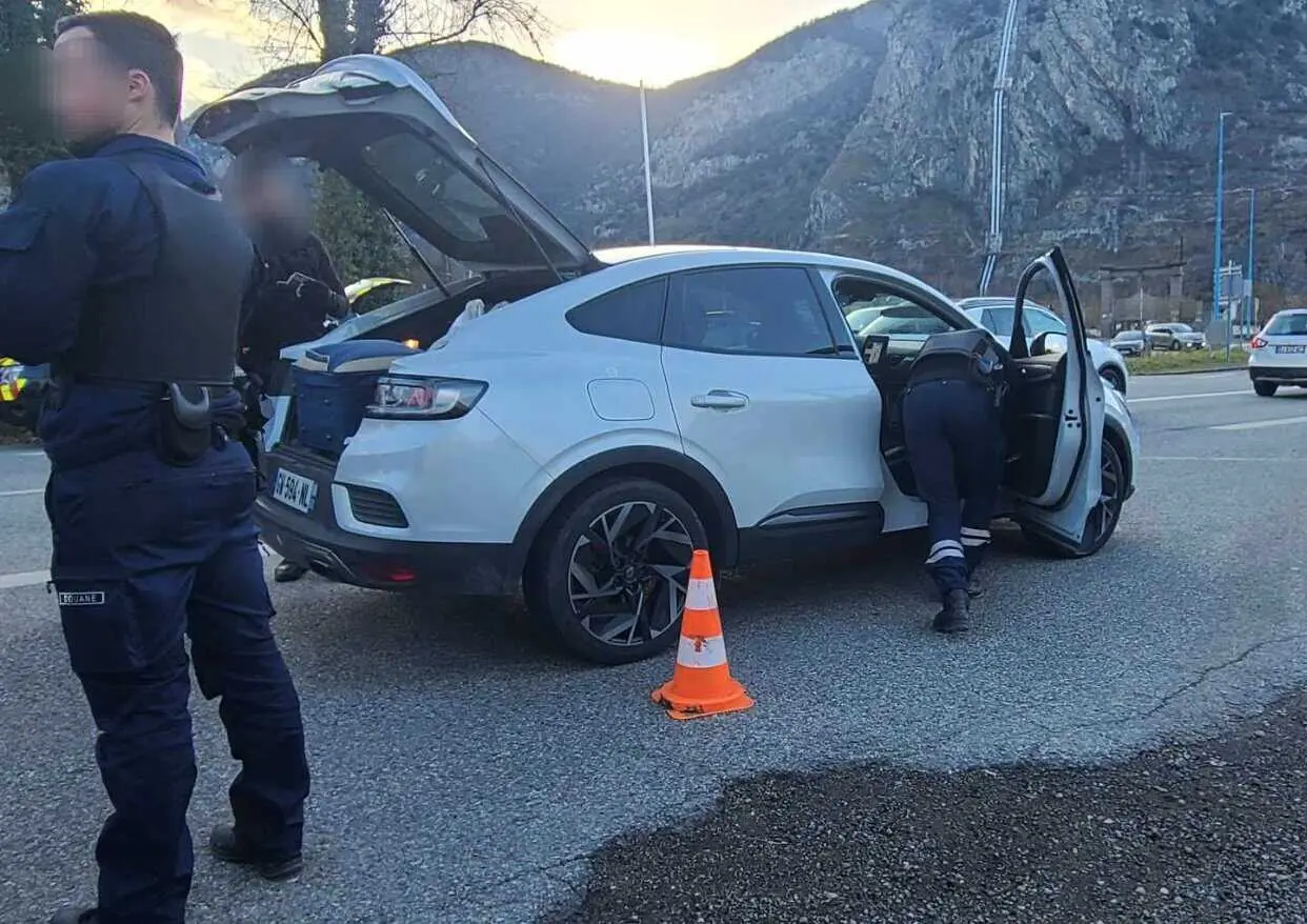 190 gendarmes mobilisés en Ariège : stupéfiants, alcool et contrebande saisis lors de l’opération XXL