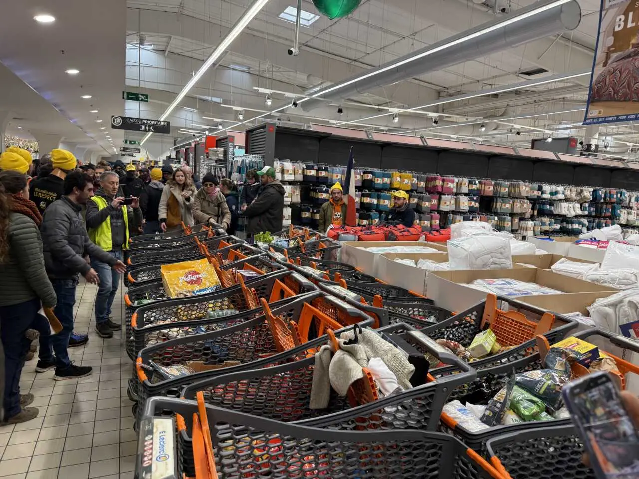 Carcassonne : une centaine d’agriculteurs se mobilisent pour une opération « caddie des produits importés »