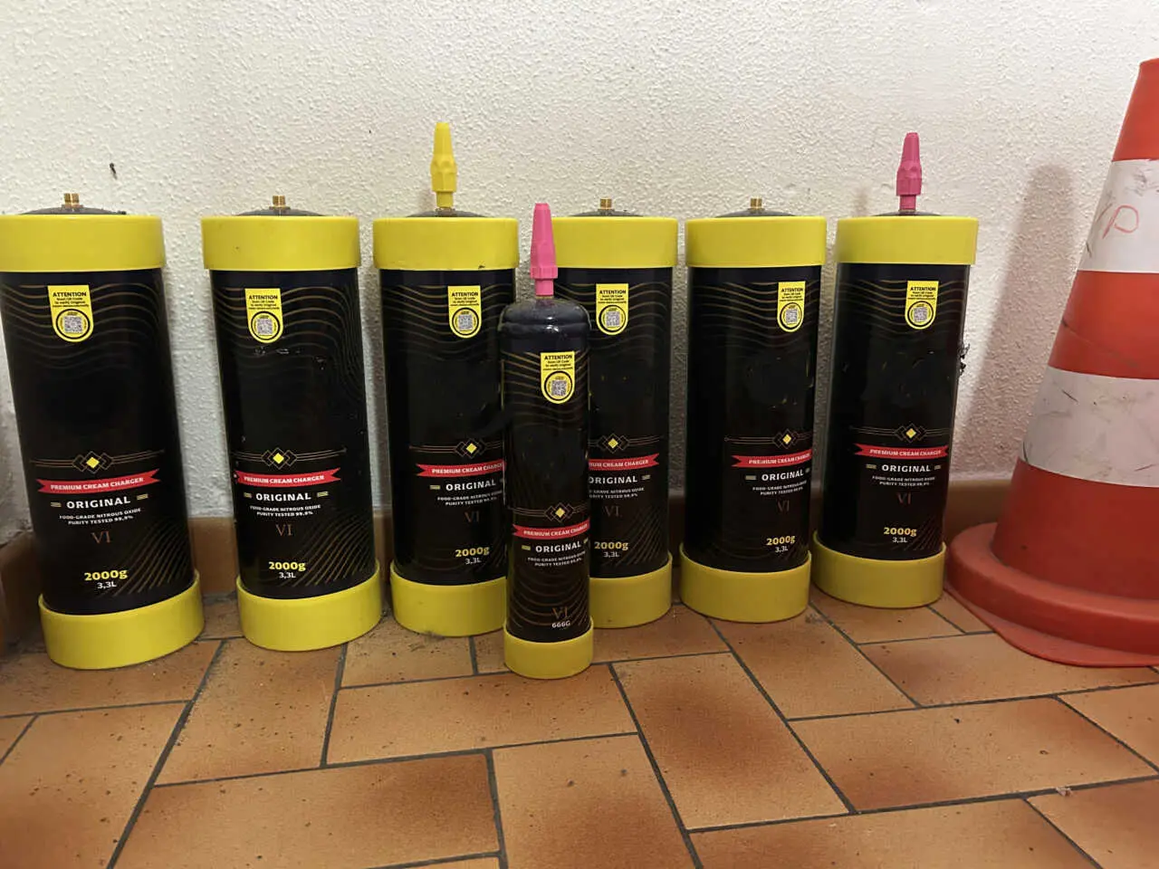 « Sept bonbonnes déposées dans la rue depuis septembre »: Pamiers alerte sur l’usage détourné du « gaz hilarant »