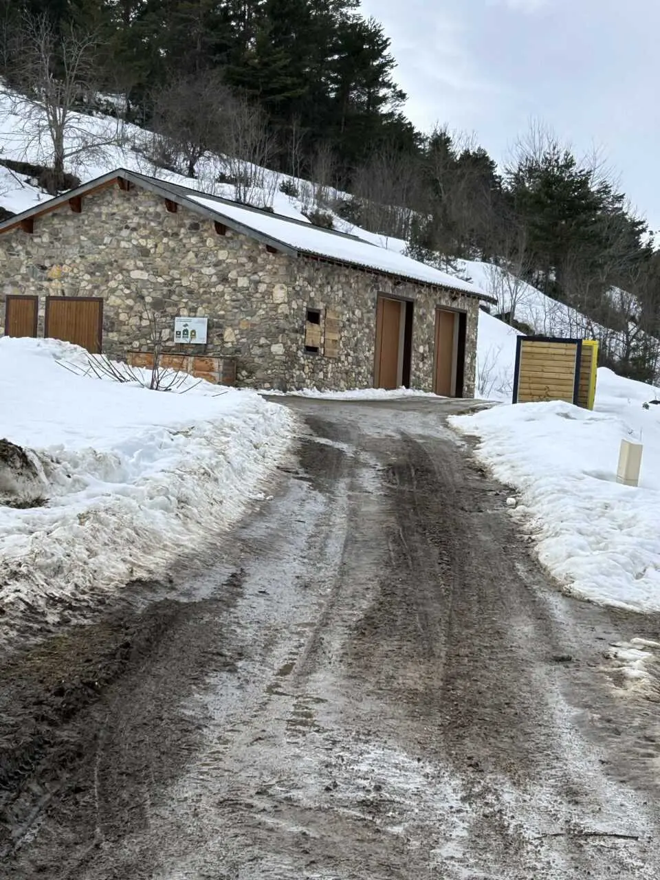 « Ils nous ont même volé du sel pour déneiger la route » : un village de haute montagne frappé par trois cambriolages en une semaine