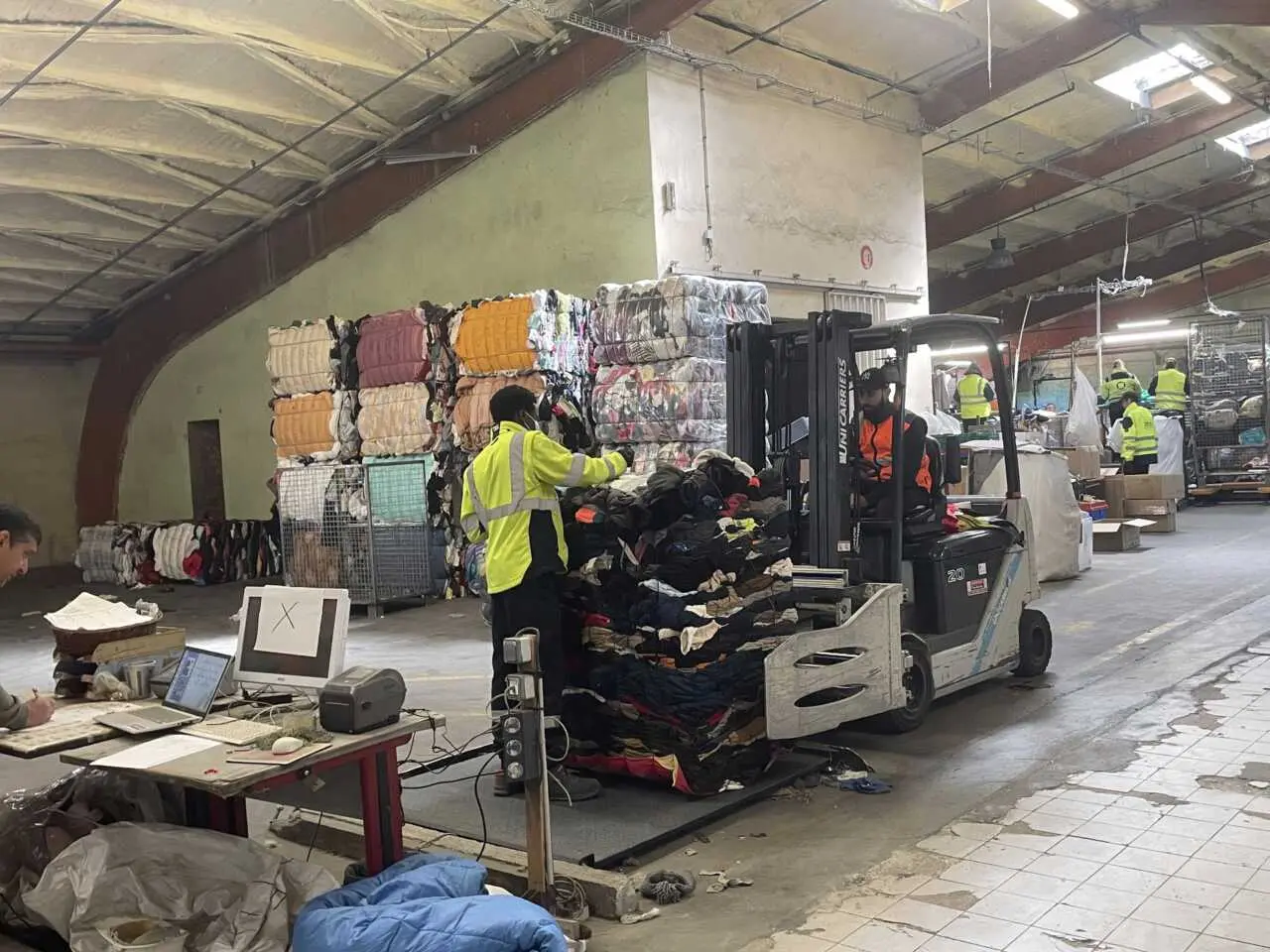 À Coléo, la baisse de qualité des vêtements bouleverse le tri textile