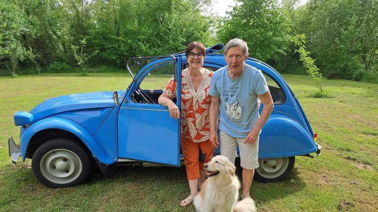 Parkinson : un couple sillonne la France en 2CV pour faire avancer la recherche