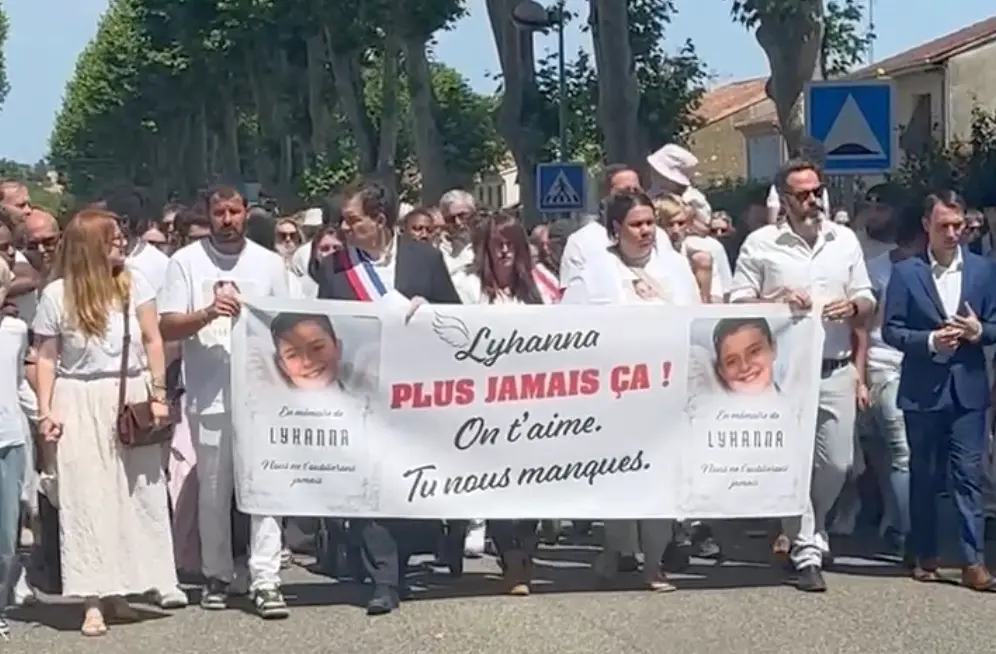 "Plus jamais ça", pouvait on lire sur la banderole en tête de cortège lors de la marche blanche pour Lyhanna.