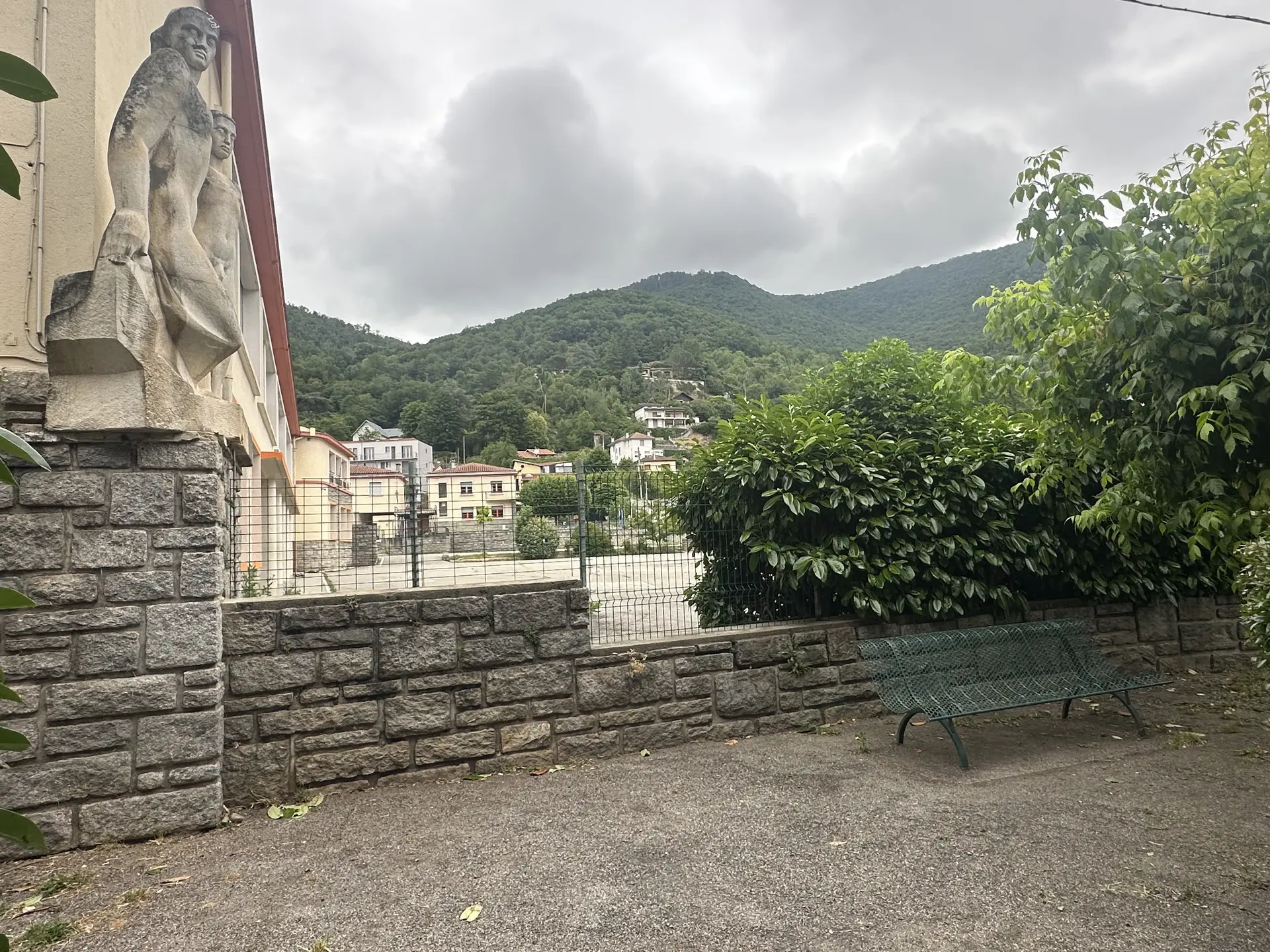Ariège : accusé de s'être exhibé devant une école, un homme finalement condamné pour outrage à agent, un second condamné après des appels à la vengeance