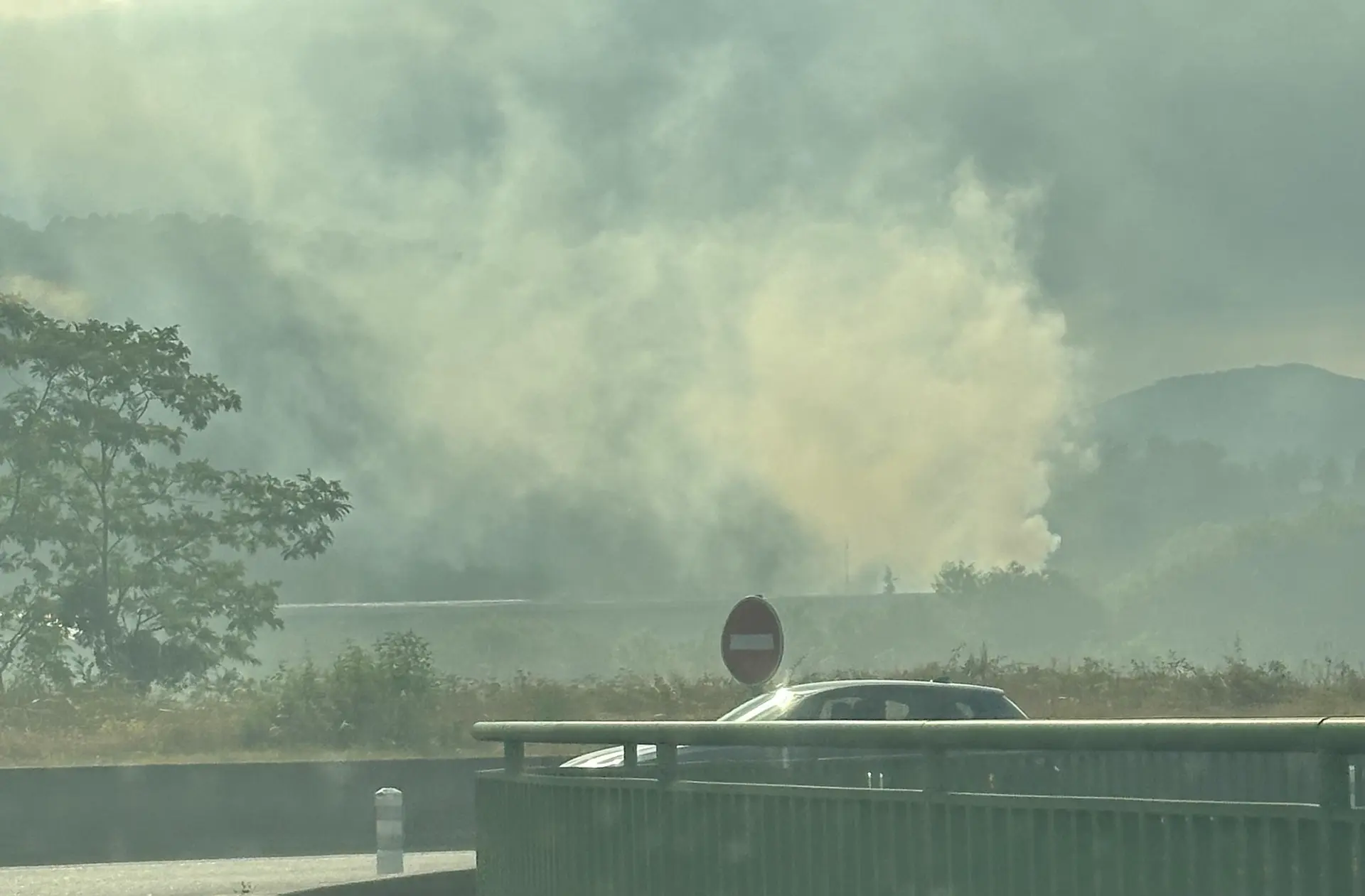 Un spectaculaire incendie dans une ancienne ferme provoque un panache de fumée visible à des kilomètres