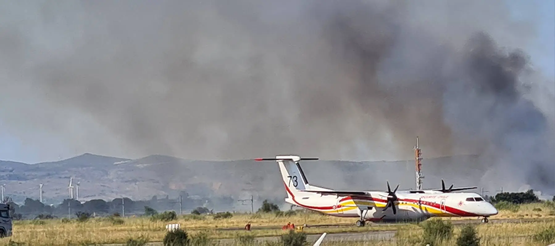 Incendie majeur près de l’aéroport de Perpignan : dix hectares de végétation brûlés, des évacuations en cours