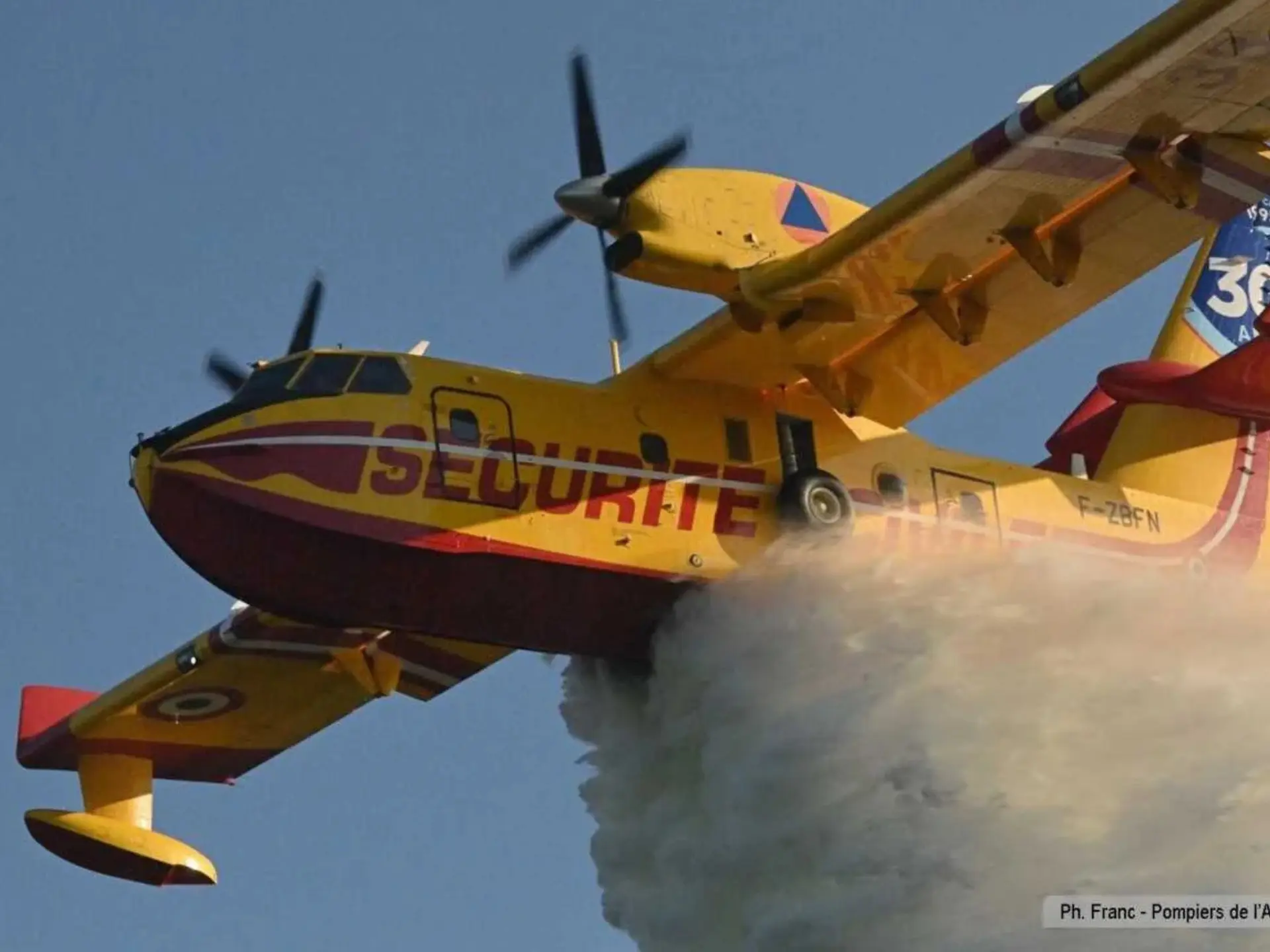 25 hectares ravagés par les flammes à Varilhes : un important dispositif mobilisé pour protéger habitations et entreprises