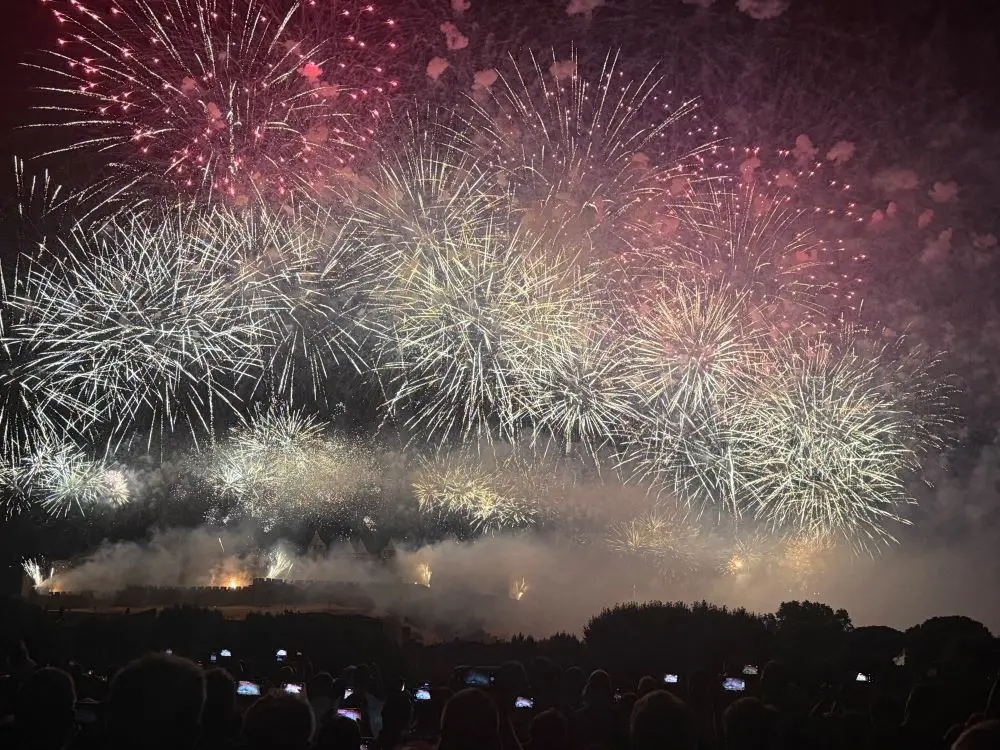 Carcassonne : des milliers de spectateurs réunis pour le traditionnel feu d’artifice de la Cité