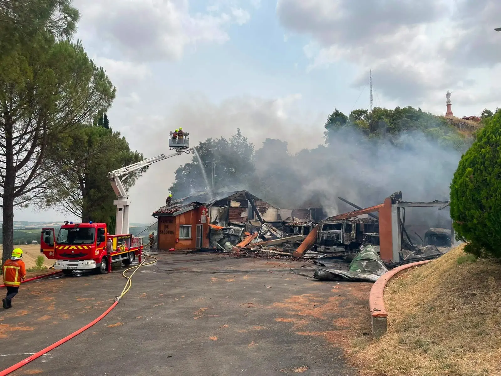En plein combat contre les incendies, une caserne de pompiers détruite par les flammes dans le Tarn