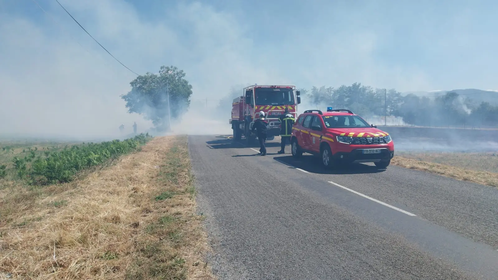 Feu de végétation en cours entre Pamiers et Verniolle : “On a des habitations et des bâtiments à protéger”, alerte le SDIS
