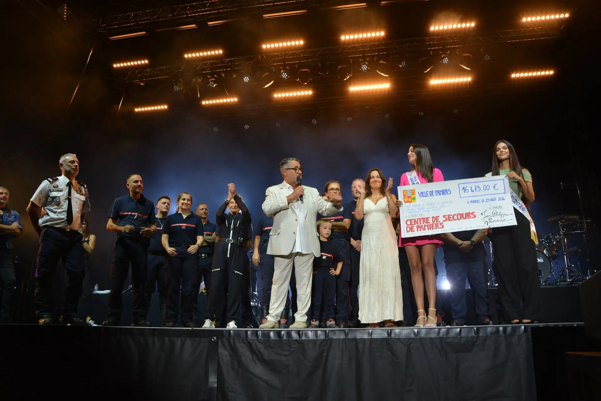 « Un euro par Appaméen, un sourire aussi » : Pamiers reverse 16 473 euros à ses pompiers après les concerts de Sheila et Superbus